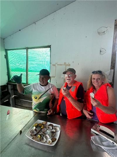 clientes disfrutando ostras acuamar